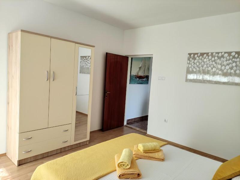 Mila A1 & A2 & 3 Apartment Trogir
